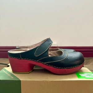 El Naturalista Vegan Sandals / Clogs • Black/Carmine